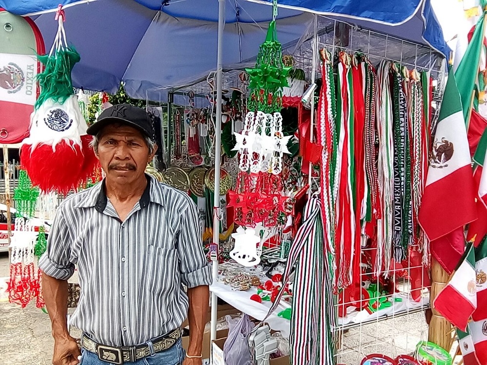 En Coatzacoalcos vendedores de artículos patrios esperan repunten ventas