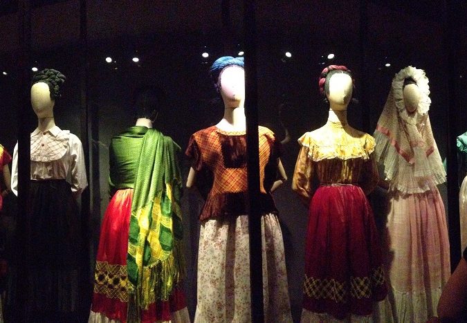 Guardarropa de Frida Kahlo llega a Londres en colorida exposición Guardarropa de Frida Kahlo llega a Londres en colorida exposición
