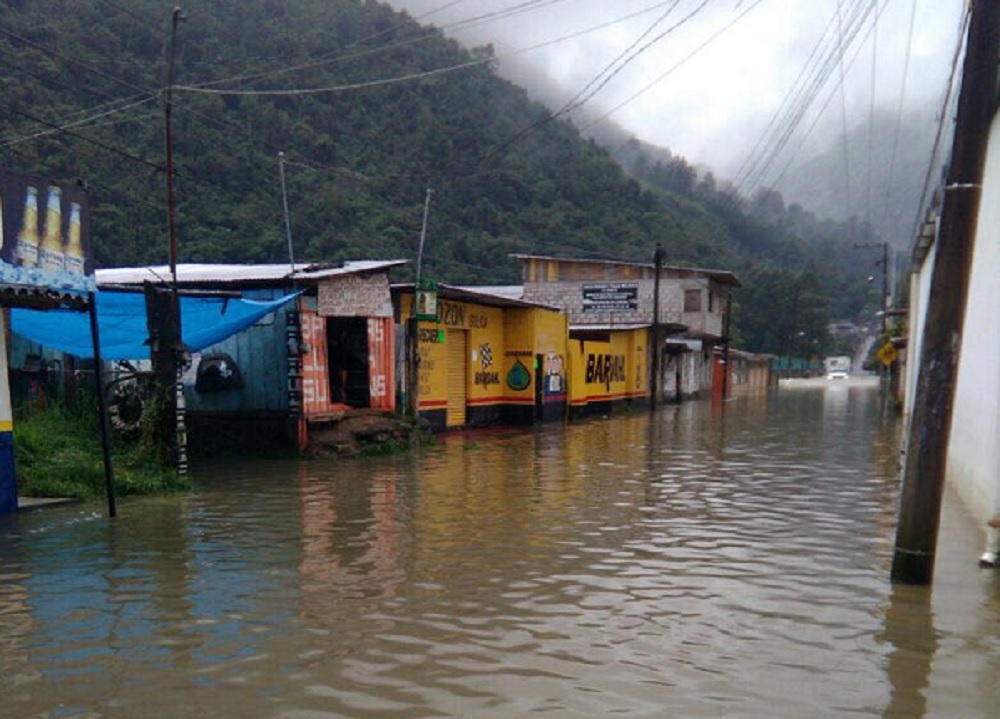 Cuatro deslaves carreteros y más de 70 familias afectadas por inundaciones en Zongolica