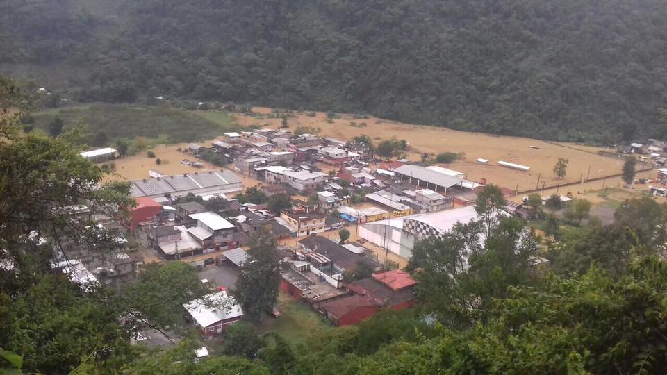 Suman 51 albergados por inundación en Zongolica