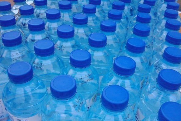 Daña el agua embotellada la salud y naturaleza