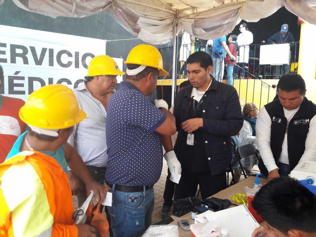 Aplican vacunas a la población en CDMX para evitar enfermedades por sismos