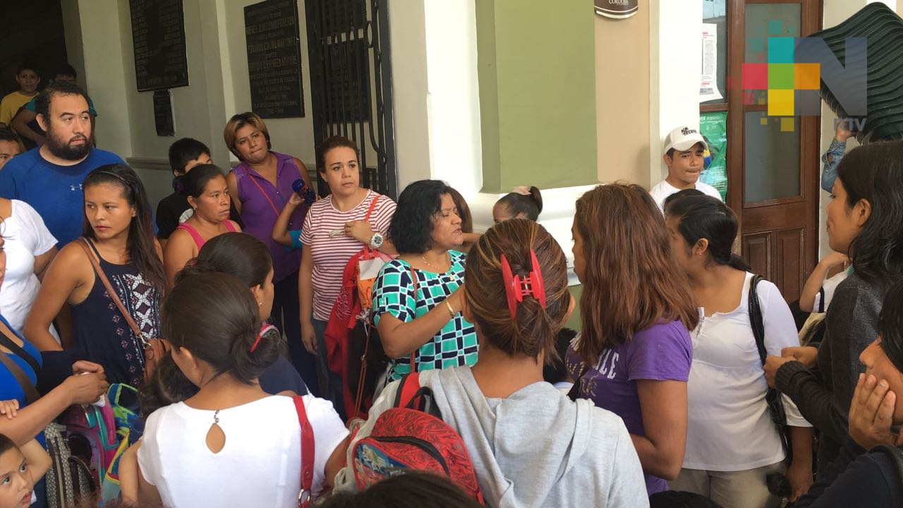 Maestros y padres de familia exigen se evalúen daños en Jardín de Niños de Córdoba