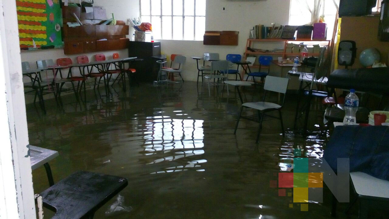 Lluvia local provoca inundaciones en Vega de la Torre