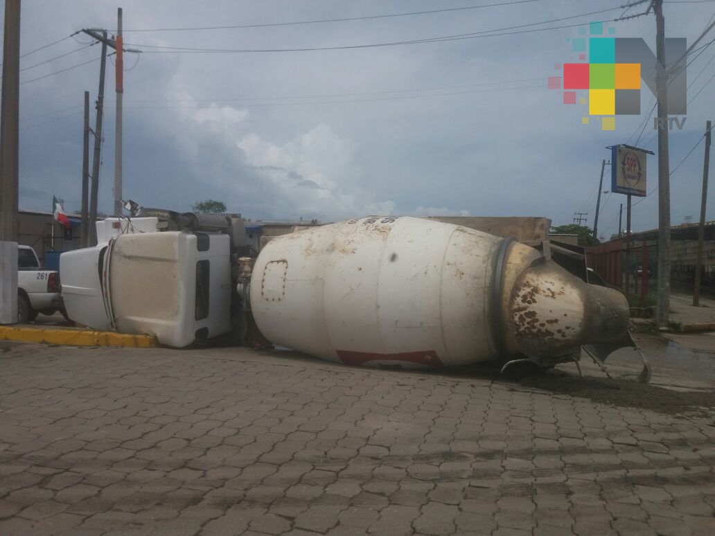 Vuelca unidad de tipo revolvedora en Coatzacoalcos