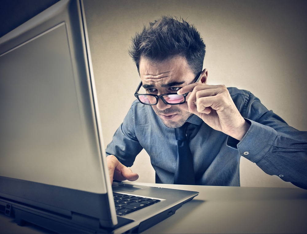 Cuidar iluminación y distancia en computadoras evita síndrome ocular