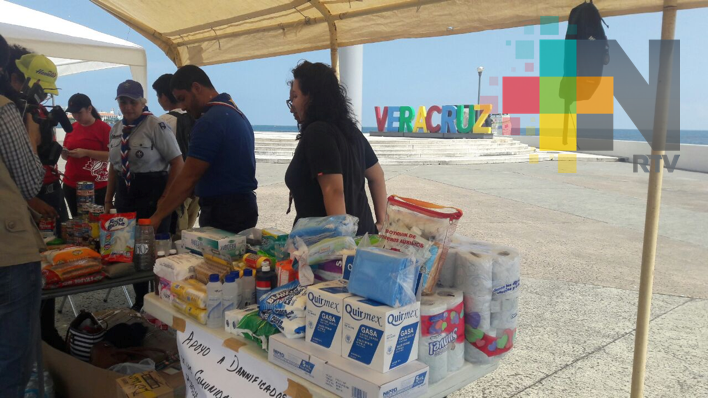 Centro de acopio para damnificados de Morelos en Plaza de la Soberanía de Veracruz