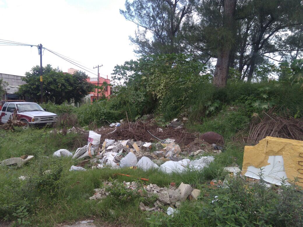 Lote baldío aqueja a vecinos de Los Pinos por basura e inseguridad