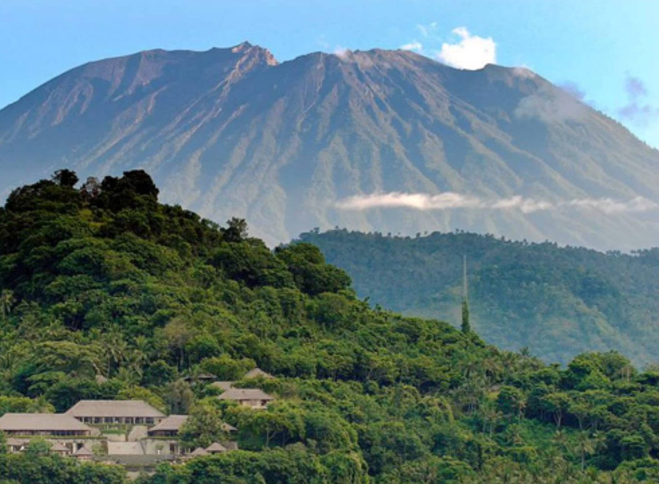 Huyen unas 34 mil personas por inminente erupción de volcán en Indonesia