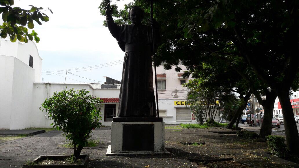 Roban placa de estatua de Juan Pablo II