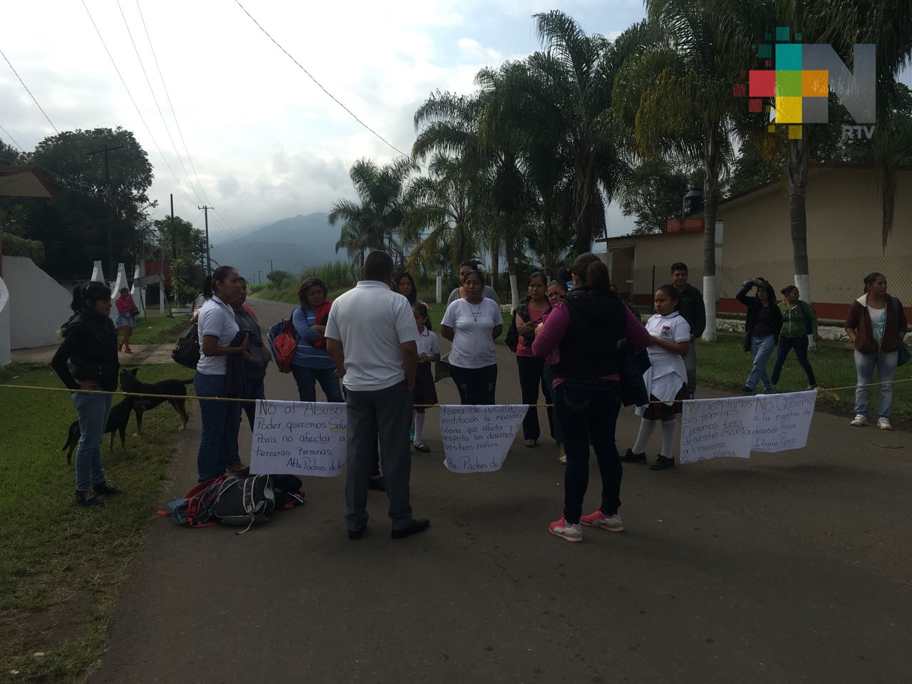 Bloquean carretera Fortín – Zapoapita; exigen destitución de maestra