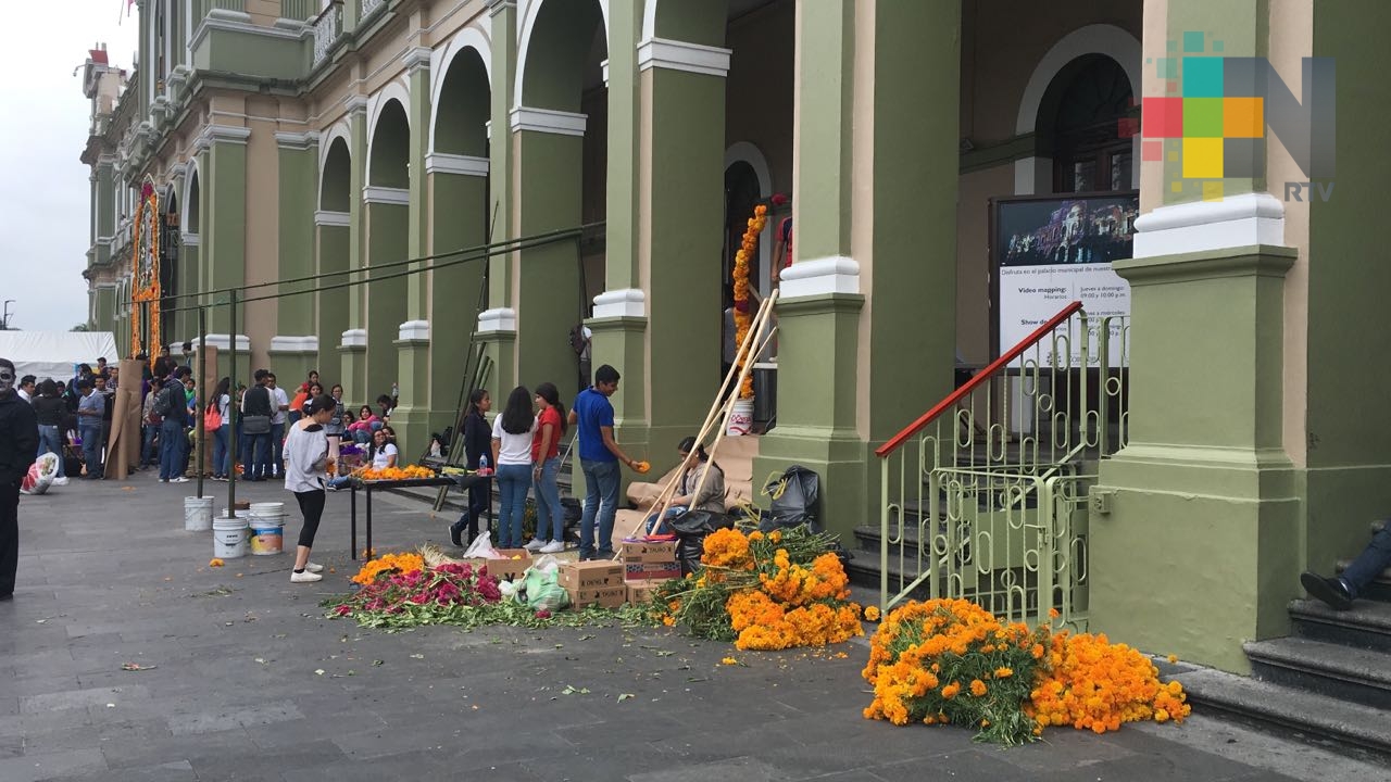 Adornan centro de Córdoba con altares por Día de Muertos