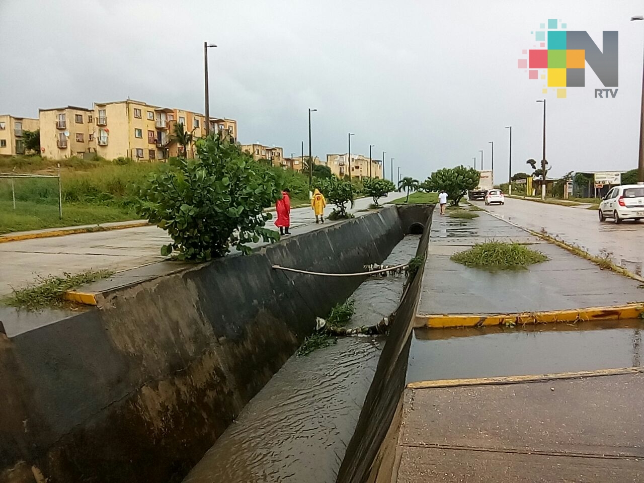 Cae persona en canal de aguas residuales en Coatzacoalcos