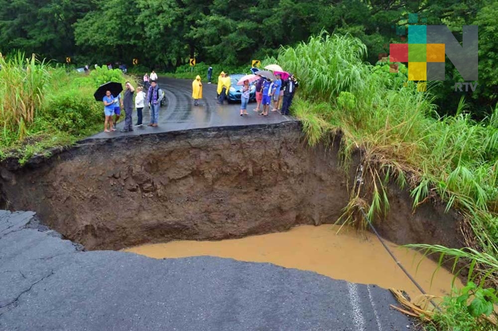 Sigue alerta por lluvias en el Sur; gobernador Yunes acude a Los Tuxtlas para evaluar situación