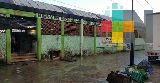 Por crecimiento de río reubicaron a locatarios de mercados en Minatitlán