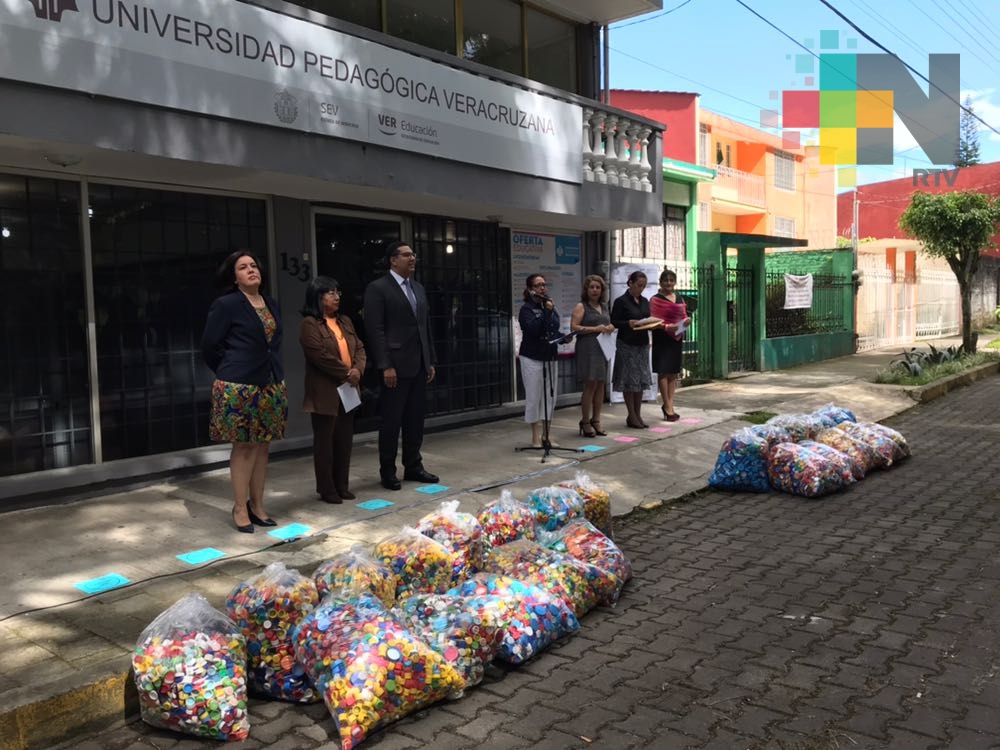 UPV dona taparroscas a fundación Lepach en beneficio de pacientes con cáncer