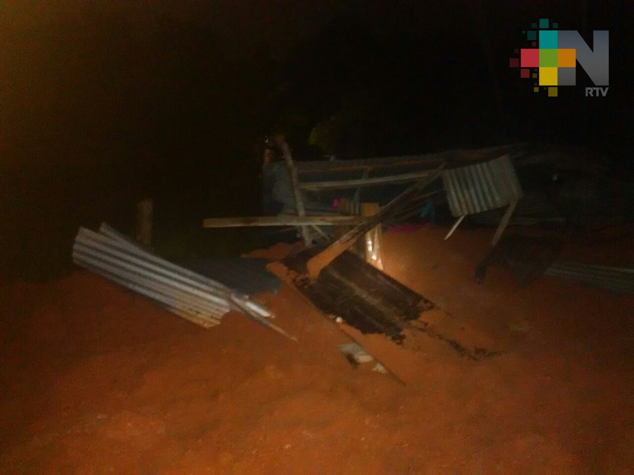 Casa sepultada casa tras desgajamiento de cerro en Las Choapas