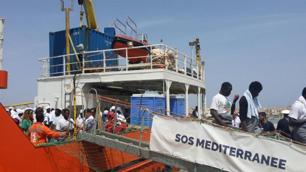 Llega a Sicilia barco con cientos de inmigrantes rescatados en alta mar