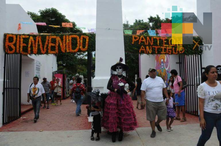 Continúan labores de mantenimiento en cementerios de Coatzacoalcos