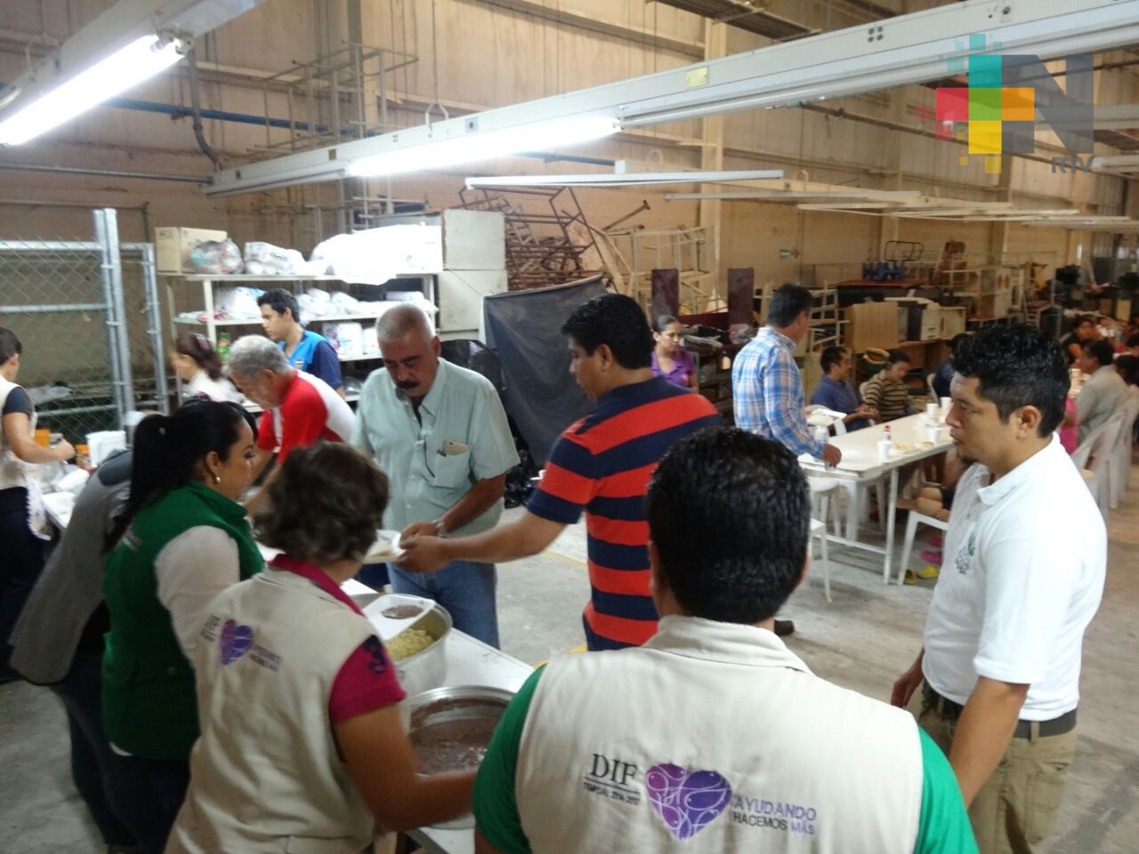 Albergan a más de 50 familias por creciente del río Tempoal