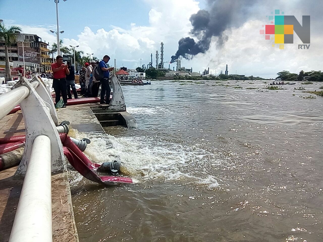 Con bombas especiales comienzan a regresar agua al río en Minatitlán