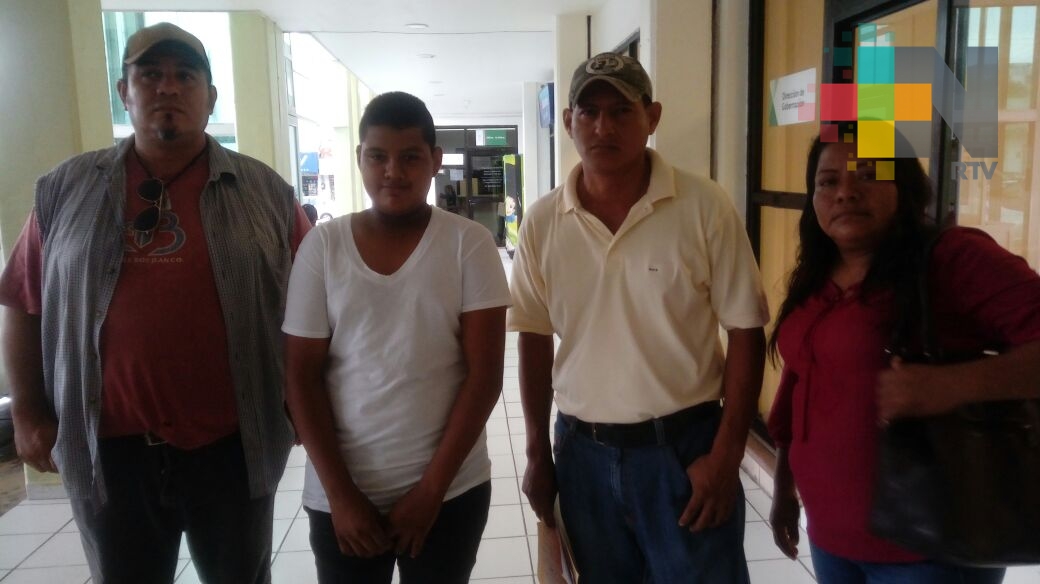 Sigue tomada secundaria de Villa Cuichapa por falta de docentes