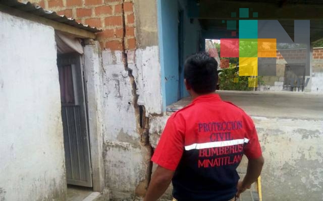 En Minatitlán decenas de estudiantes de primaria continúan tomando clases en palapas