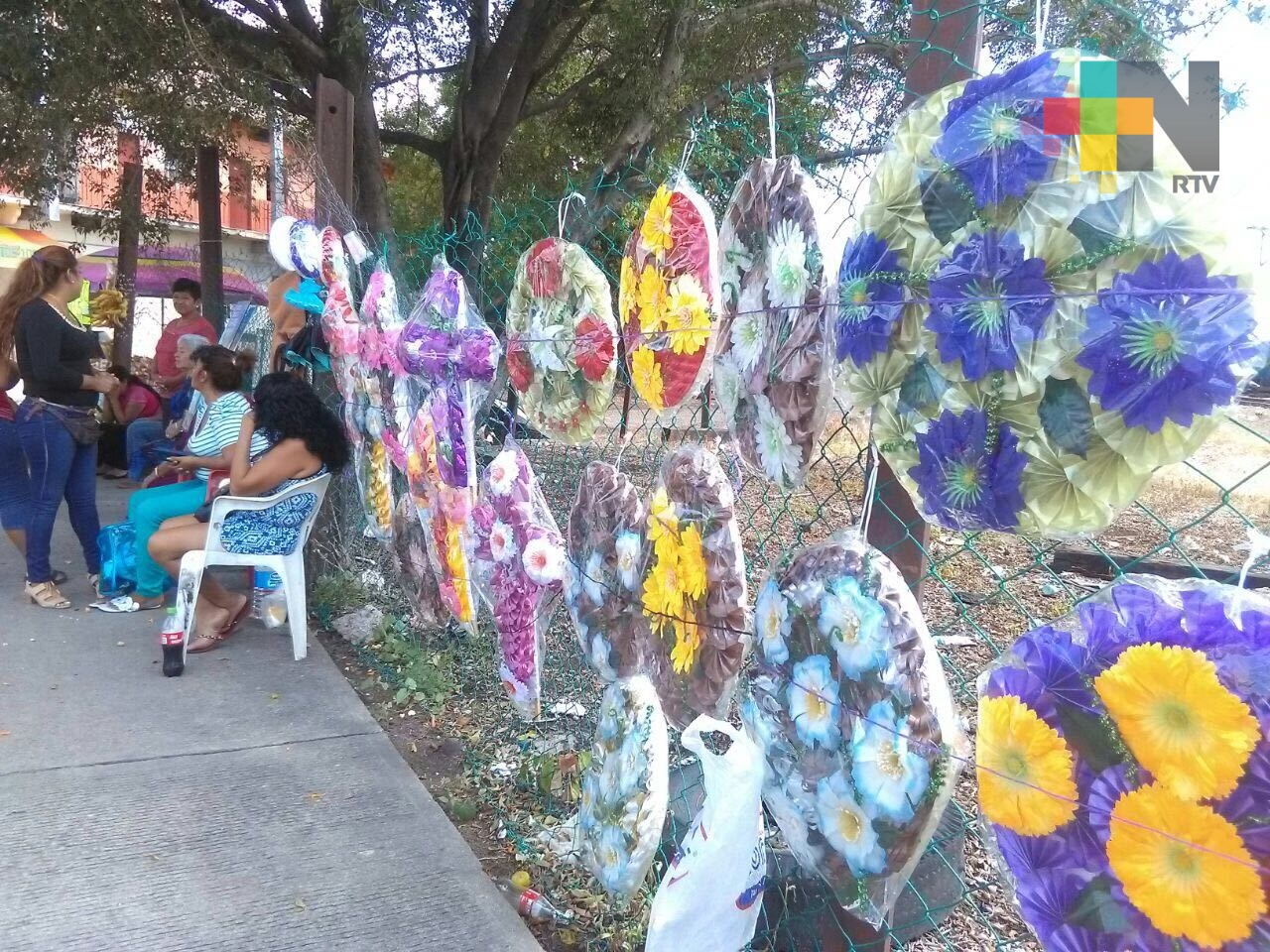 Inician ventas de coronas y flor de muerto en Tierra Blanca
