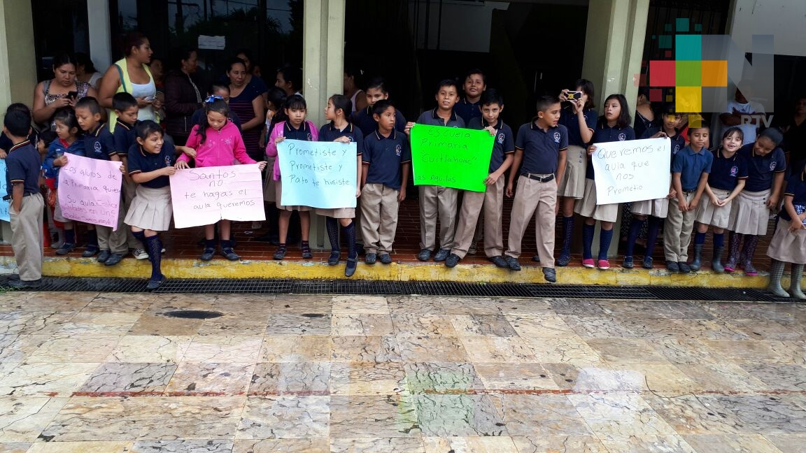 Protestan en palacio municipal de Ixhuatlán del Sureste por falta de aula de clases