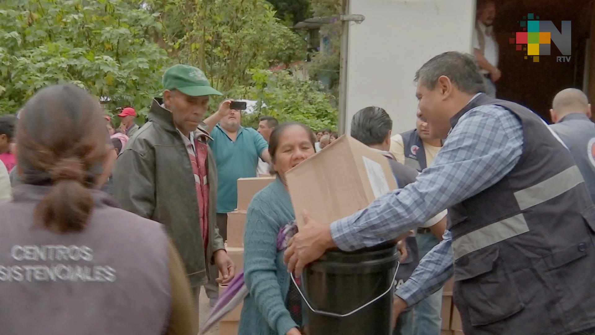 Damnificados por lluvias en Xalapa reciben apoyos del Fonden
