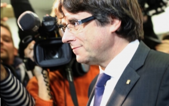 Se entregan Puigdemont y exconsejeros a la policía belga