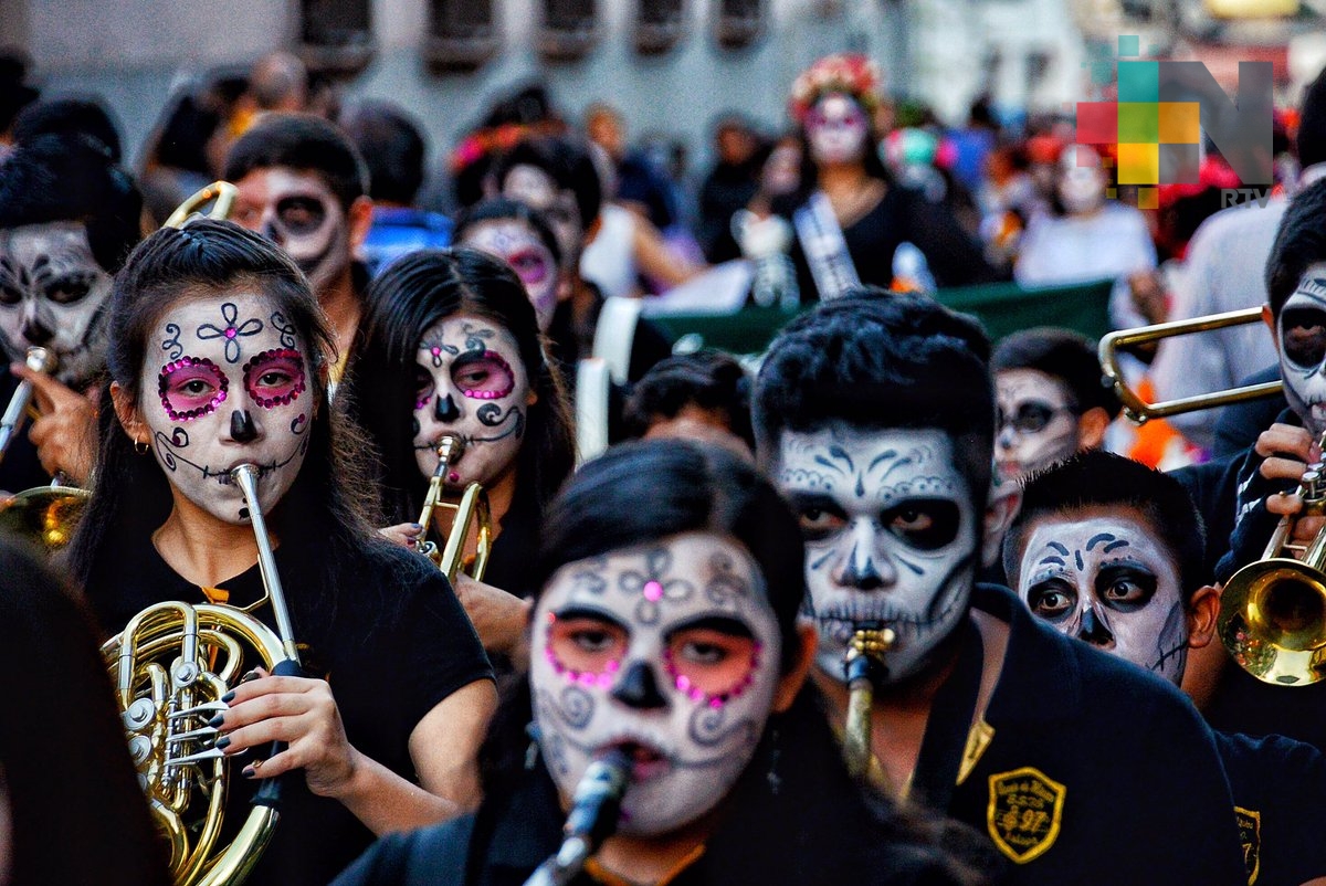Cientos de familias participan en el desfile de catrinas, en Xalapa