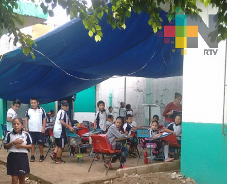Debajo de una lona toman clases en primaria de Villa Allende