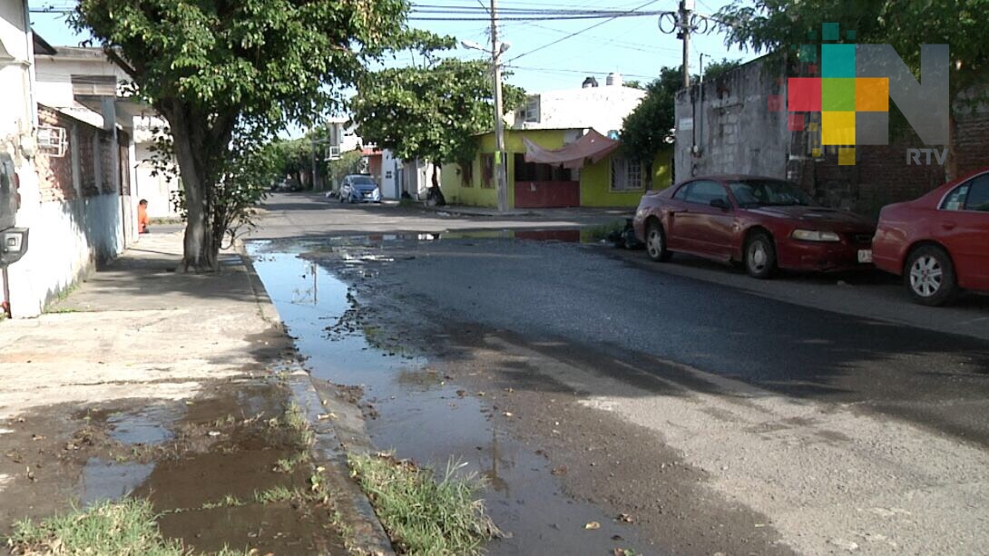 Fuga de agua en colonia Playa Linda de Veracruz