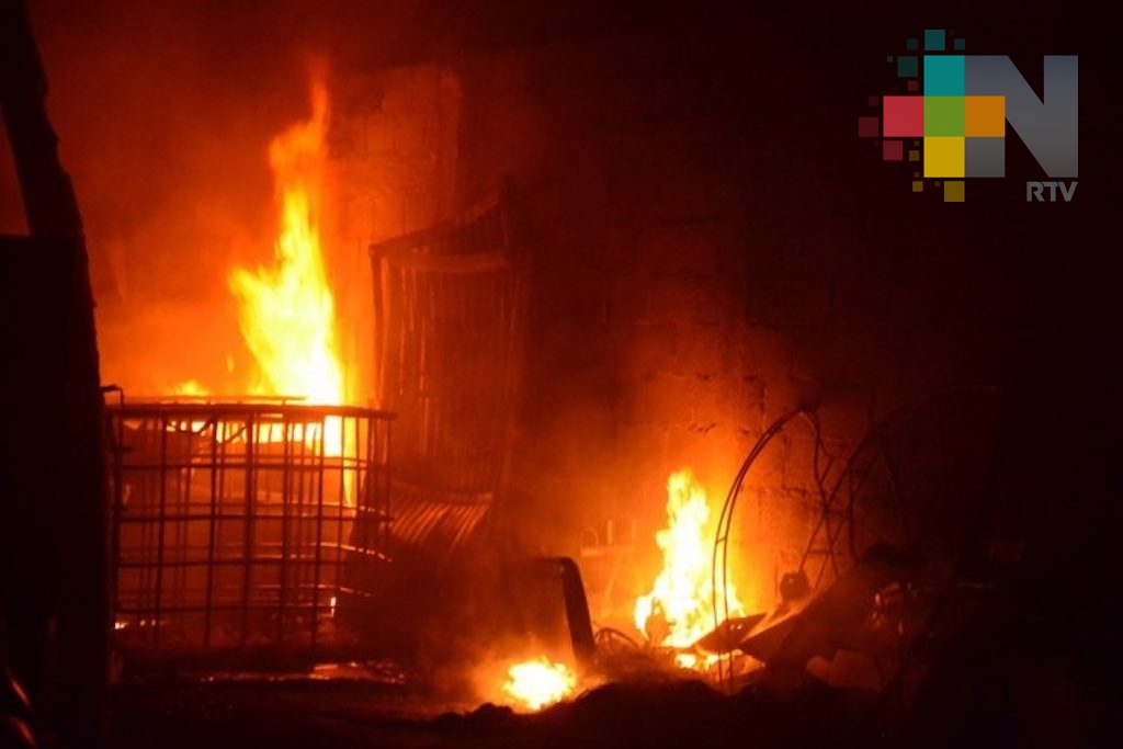 Explota bodega clandestina de gasolina en Sayula de Alemán
