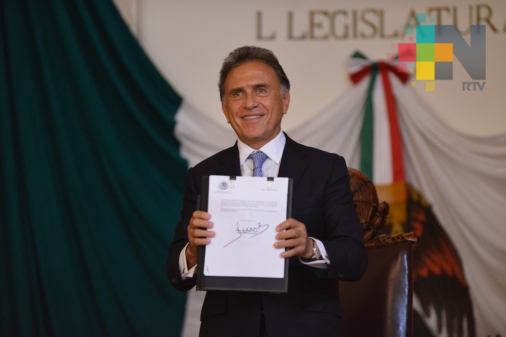 Promulga gobernador Yunes reforma constitucional para crear el Sistema Estatal Anticorrupción