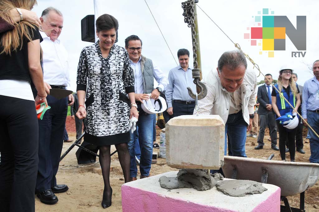 Gobernador Yunes coloca primera piedra del Centro Integral de Justicia para las Mujeres