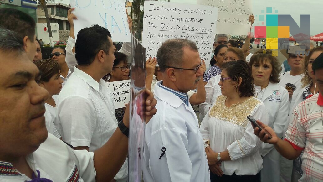 Médicos marchan para pedir esclarecimiento de la muerte de neurocirujano David Casanova