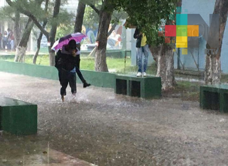 Por lluvias suspenden clases en escuelas de Coatzacoalcos