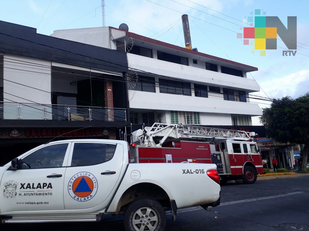 Bajo control, conato de incendio en negocio de pollos asados, en Xalapa