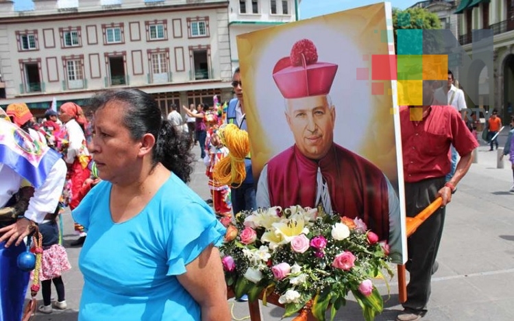 Peregrinos llegan a la Catedral de Xalapa para festejar a San Rafael Guízar y Valencia