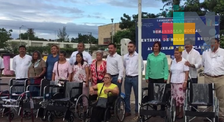 Entregan aparatos ortopédicos a personas de escasos recursos en Tierra Blanca