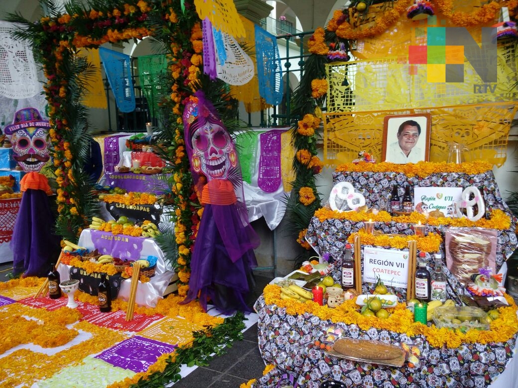 Inauguran muestra de altares en palacio municipal de Xalapa