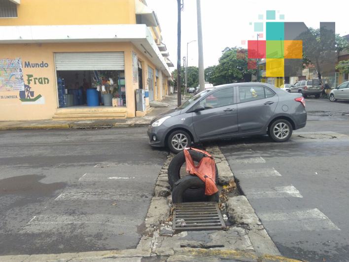 Hundimiento en centro de Veracruz pone en riesgo a automovilistas y peatones