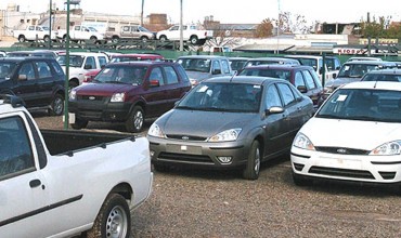 Alerta SAT sobre placas y engomados ilegales para autos importados
