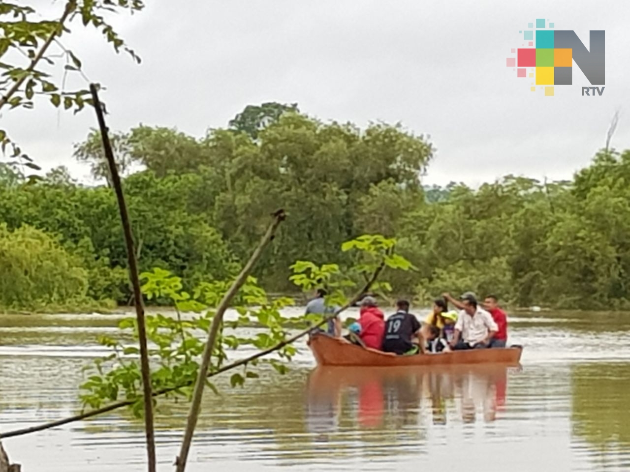 Desbordamiento del río de Tempoal deja incomunicadas más de 25 localidades