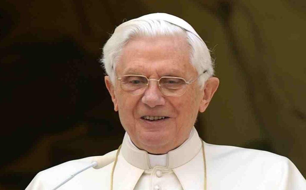 Benedicto XVI pide quitar su nombre y foto de libro sobre celibato