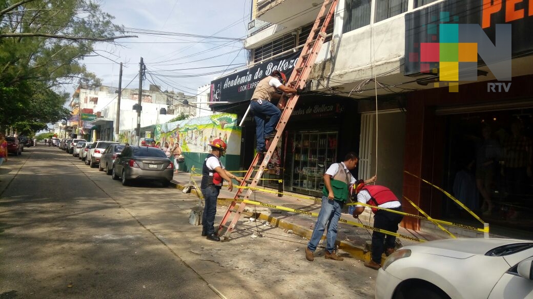 Peligran niños de jardín de niños por edificio en mal estado de Coatzacoalcos
