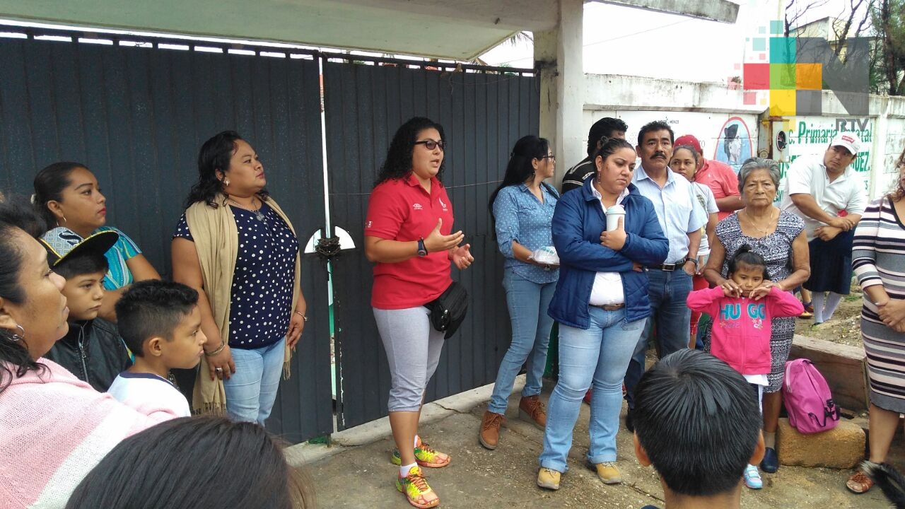 Padres y docentes tomaron escuela, exigen destitución de directora