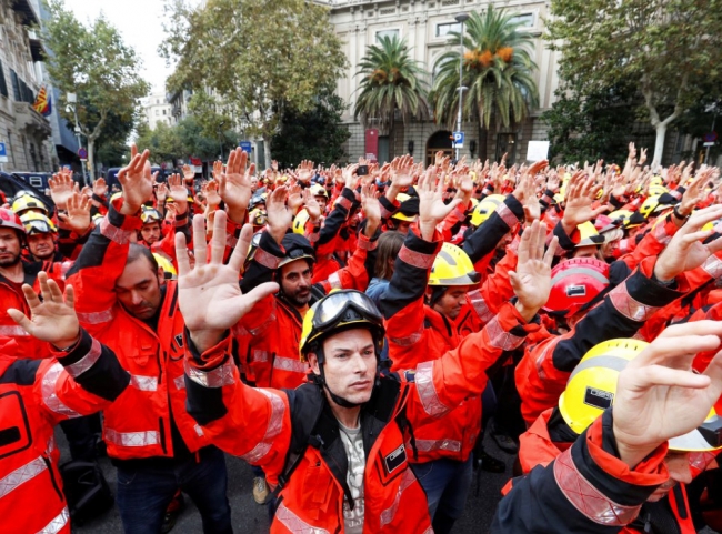 Protagonizan bomberos y estudiantes movilización en huelga catalana